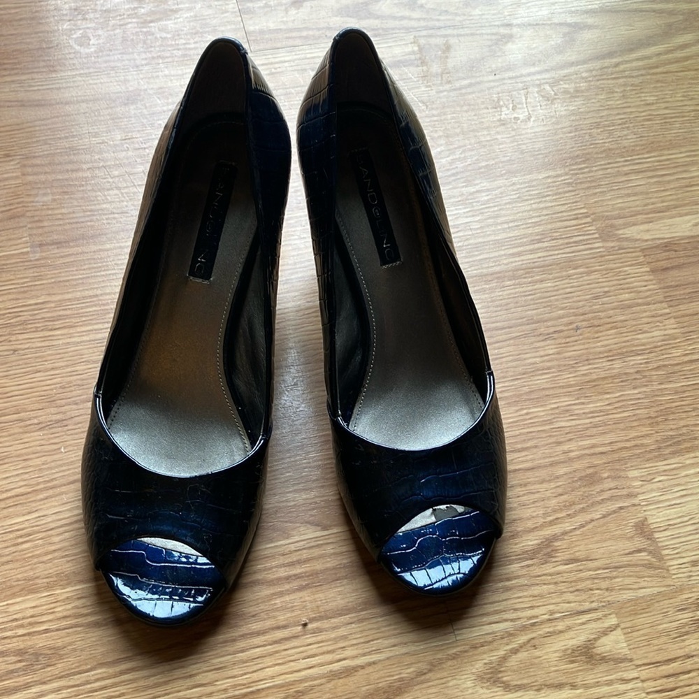 Bandolino Navy Blue Peep Toe Slip on Heels. Size 8M 3” heel. Preowned